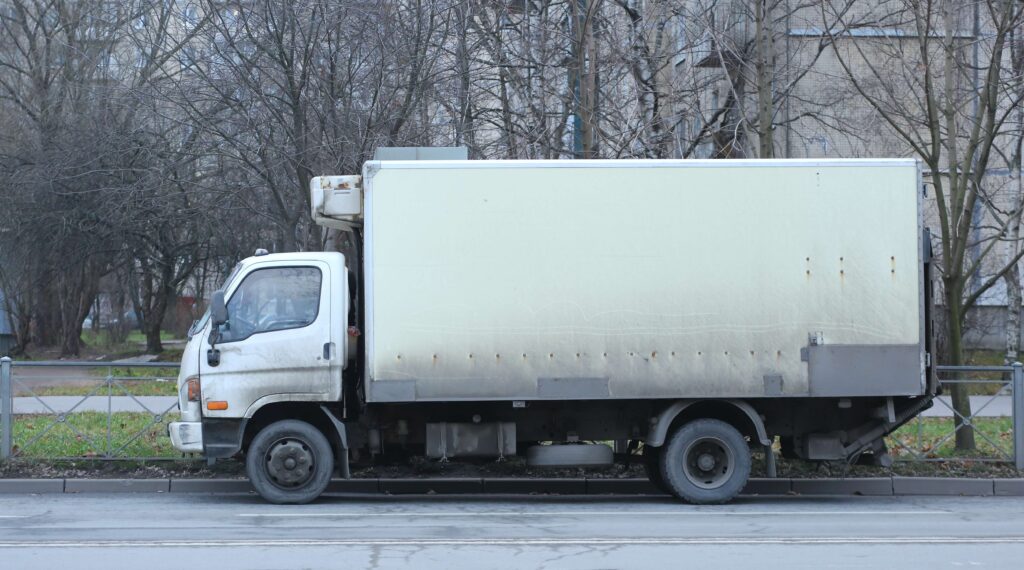 camion-frigorifique-arbre